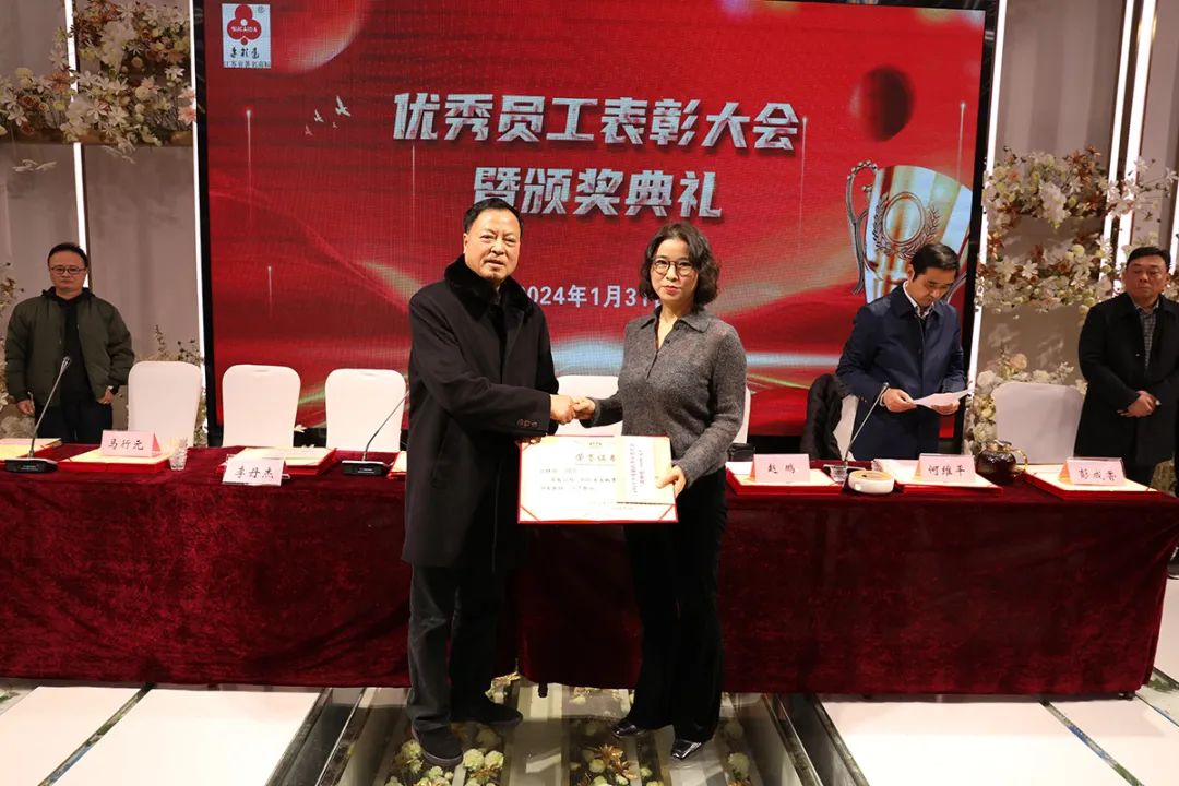 銷售季軍張林艷.jpg 銷售季軍張林艷.jpg